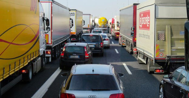 Przed granicą polsko-ukraińską kolejka ciężarówek, aut osobowych i autobusów