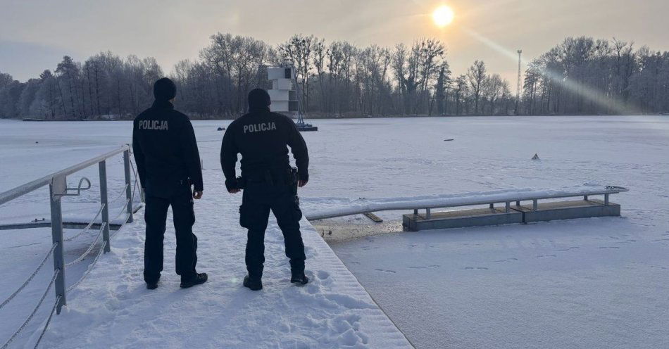 zdjęcie: Zamarznięte jeziora i stawy. Jak bezpiecznie unikać tragedii / fot. KPP Czarnków Zamarznięte zbiorniki wodne – pozorne bezpieczeństwo, realne zagrożenie