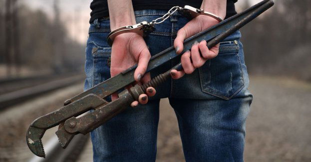 Podejrzani o kradzież biżuterii zatrzymani po pościgu na S8