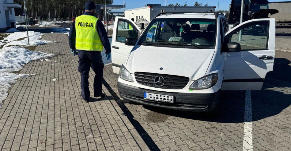 zdjęcie: W Olsztynku odzyskano skradzionego mercedesa / fot. KMP w Olsztynie