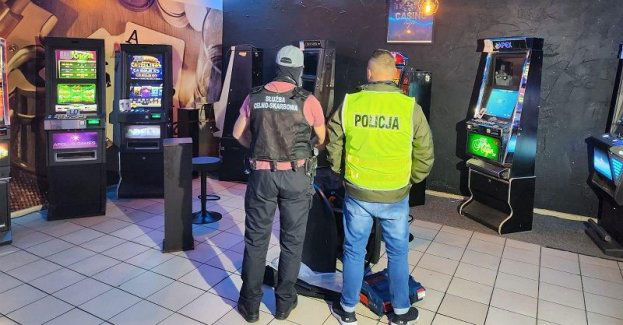 Tczewscy policjanci wraz z KAS zabezpieczyli nielegalne automaty i gotówkę na łączną blisko 140 tysięcy złotych