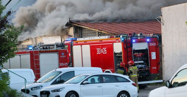 Po pożarze w Łodzi trwa dogaszanie dwóch hal przemysłowych; doszło do wybuchu gazu