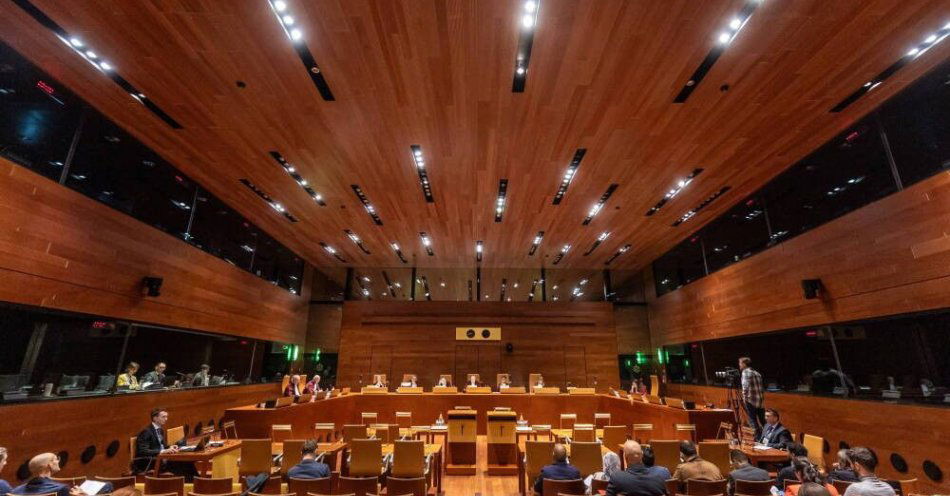 zdjęcie: Polska pozwana do TSUE w związku z nieprzestrzeganiem prawa do adwokata / epa11641338 Ogólny widok na Salę rozpraw III w Trybunale Sprawiedliwości Unii Europejskiej (CJEU) w Luksemburgu, 4 października 2024 r., gdzie ogłoszono orzeczenie dotyczące międzynarodowych transferów zawodników piłkarskich. Były zawodowy piłkarz Lassana Diarra kwestionował szereg przepisów przyjętych przez FIFA, w tym ich 'Regulamin Statusu i Transferu Zawodników' (RSTP). Trybunał stwierdził, że część przepisów FIFA dotyczących międzynarodowego transferu zawodników jest sprzeczna z prawem Unii