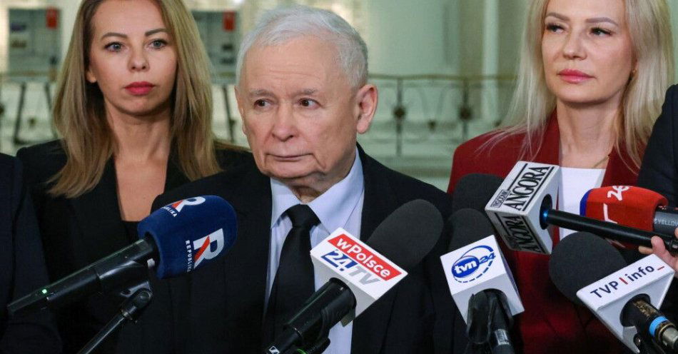 zdjęcie: Kaczyński o wypowiedzi Trumpa nt. Afganistanu: ma rozpędzony język / Warszawa, 23.01.2026. Prezes PiS Jarosław Kaczyński (C) podczas konferencji prasowej w Sejmie w Warszawie, 23 bm. Obok posłanki PiS Magdalena Filipek-Sobczak (L) i Anna Pieczarka (P).  (jm) PAP/Albert Zawada