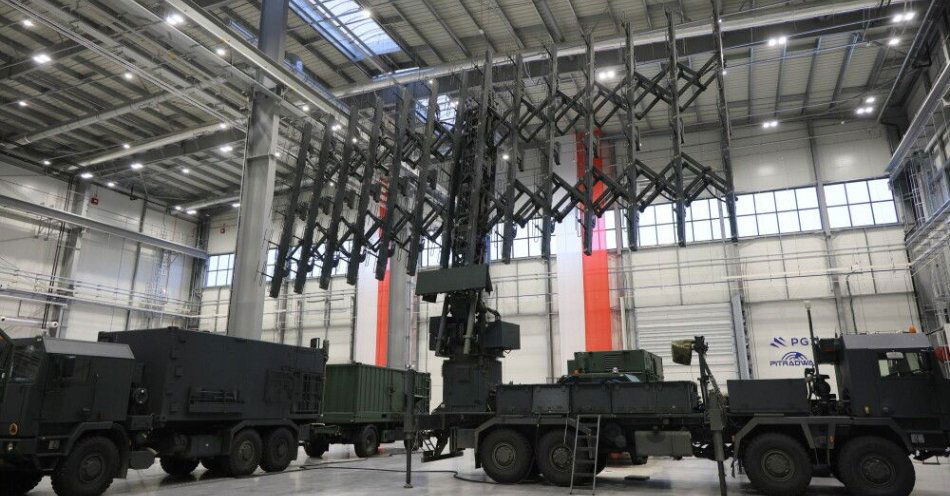 zdjęcie: Umowa na system antydronowy San dla polskiego wojska - podpisana / Kobyłka, 30.01.2026. Sprzęt wojskowy prezentowany w zakładach spółki PIT-RADWAR w podwarszawskiej Kobyłce, 30 bm. Na terenie zakładu odbędzie się uroczystości podpisania umowy z konsorcjum firm w składzie: Polska Grupa Zbrojeniowa i Kongsberg Defence & Aerospace na dostawę systemów przeciwlotniczych z możliwością zwalczania bezzałogowych statków powietrznych (San). (jm) PAP/Paweł Supernak
