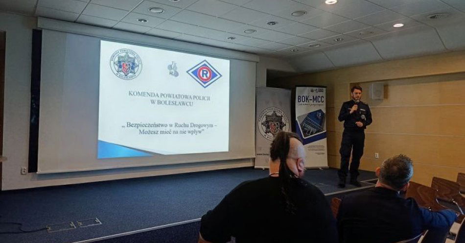 zdjęcie: Młodzież uczy się jak zwiększyć bezpieczeństwo na drogach / fot. KPP w Bolesławcu