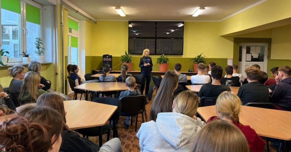 zdjęcie: Nie jesteś na sprzedaż Policjantka uczy młodzież chronić się / fot. KPP Grajewo