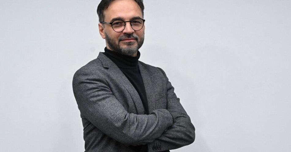 zdjęcie: Dr Maj: Polacy są zainteresowani technologicznymi modyfikacjami ciała / Warszawa, 02.02.2026. Na zdjęciach z 29.01.2026. dr Konrad Maj z Centrum HumanTech, Uniwersytetu SWPS w siedzibie Polskiej Agencji Prasowej w Warszawie. Konrad Maj był gościem Studia PAP. (ad) PAP/Radek Pietruszka