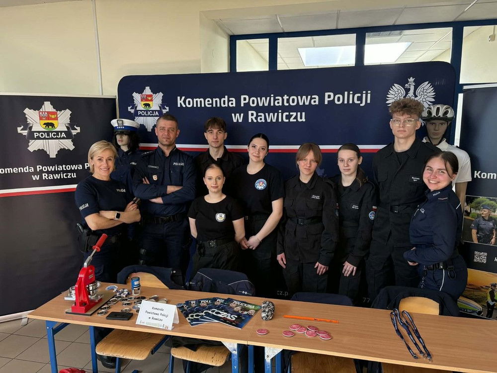 zdjęcie: Policja z Rawicza przyciąga młodzież na targach edukacyjnych / fot. KPP Rawicz