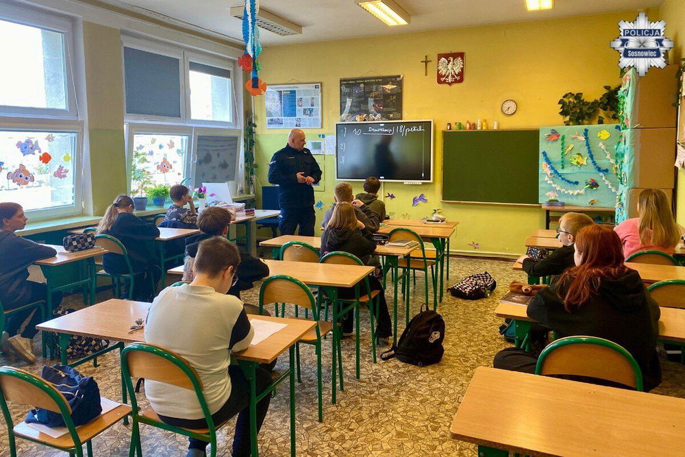 zdjęcie: Profilaktyka w SP 38 w Sosnowcu uczniowie spotkali policjanta / fot. KMP w Sosnowcu