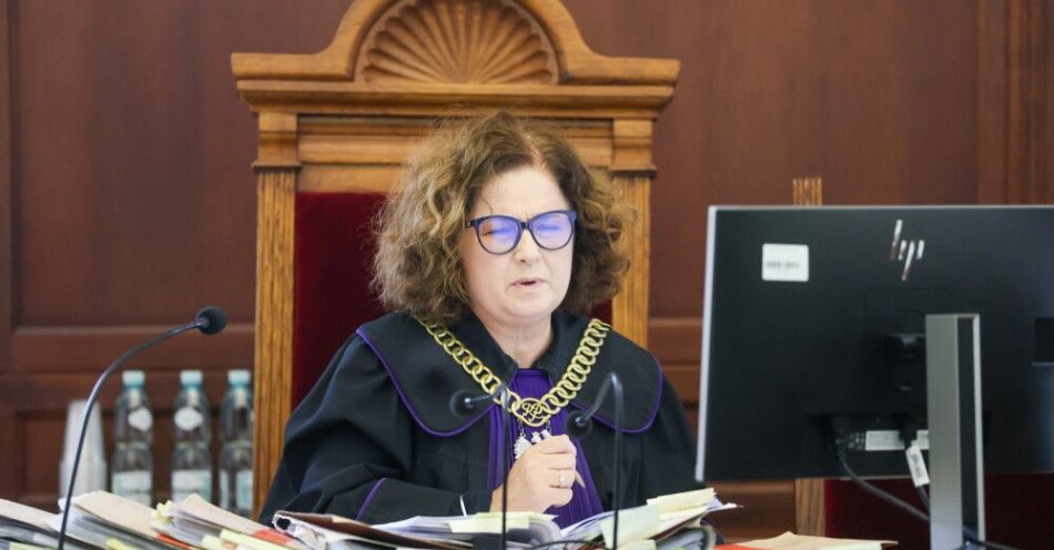 zdjęcie: Przed Sądem Rejonowym w Piotrkowie Trybunalskim rozpoczął się proces Sebastiana M. / Piotrków Trybunalski, 22.10.2025. Sędzia Renata Folkman w Sądzie Rejonowym w Piotrkowie Trybunalskim, 22 bm. Ponownie ruszył proces Sebastiana M., 34-letniego łodzianina podejrzanego o spowodowanie śmiertelnego wypadku na A1 pod Piotrkowem Trybunalskim we wrześniu 2023 roku. Zginęła wtedy trzyosobowa rodzina, w tym 5-letnie dziecko. (sko) PAP/Marian Zubrzycki  *** UWAGA!!! ZAKAZ PUBLIKACJI WIZERUNKU I DANYCH OSOBOWYCH OSKARŻONEGO! ***