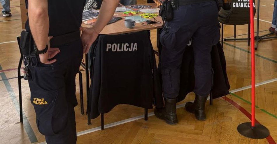 zdjęcie: Dzielnicowi z Karpacza zachęcali młodzież do służby / fot. KMP w Jeleniej Górze
