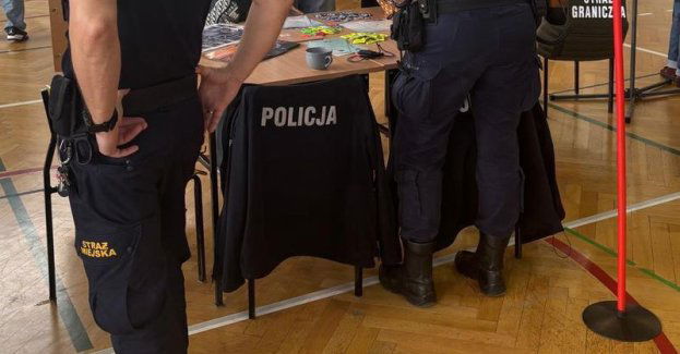 Dzielnicowi z Karpacza zachęcali młodzież do służby