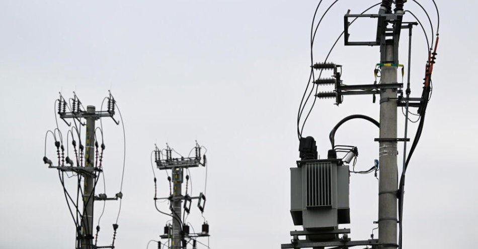 zdjęcie: Podkarpackie: w regionie prądu nie ma ponad 134,7 tys. odbiorców / Rzeszów, 16.03.2024. Słupy energetyczne w Rzeszowie, 16 bm. PAP/Darek Delmanowicz