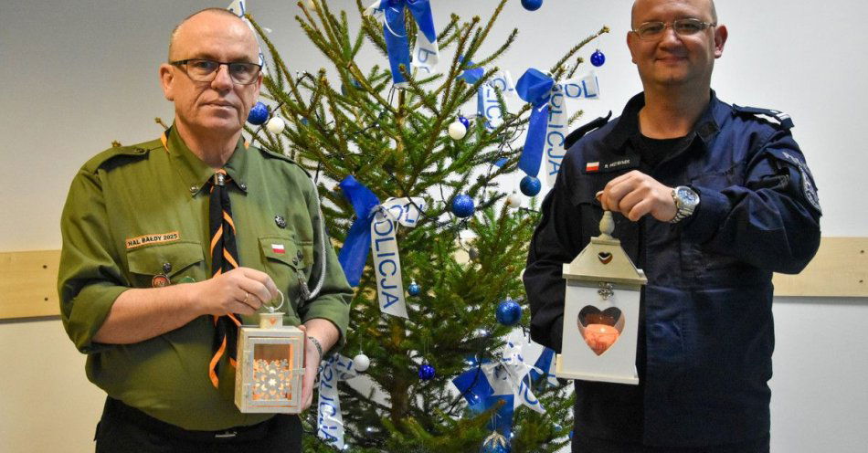 zdjęcie: Betlejemskie Światło Pokoju w Komendzie Policji w Szczytnie / fot. KPP w Szczytnie przekazanie Betlejemskiego Światła Pokoju