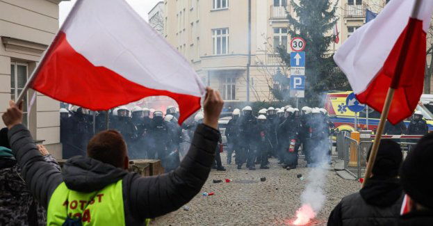 Uderzanie w policję, w świetle protestów rolniczych, jest nieuprawnione