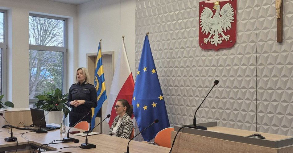 zdjęcie: Seniorzy z Strzyżowa uczą się rozpoznawać metody oszustów / fot. KPP w Strzyżowie fot. KPP Strzyżów