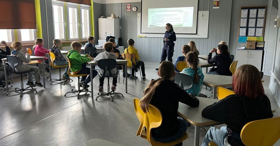 zdjęcie: Policja w SP15 uczy dzieci bezpieczeństwa i tolerancji / fot. KMP w Chorzowie