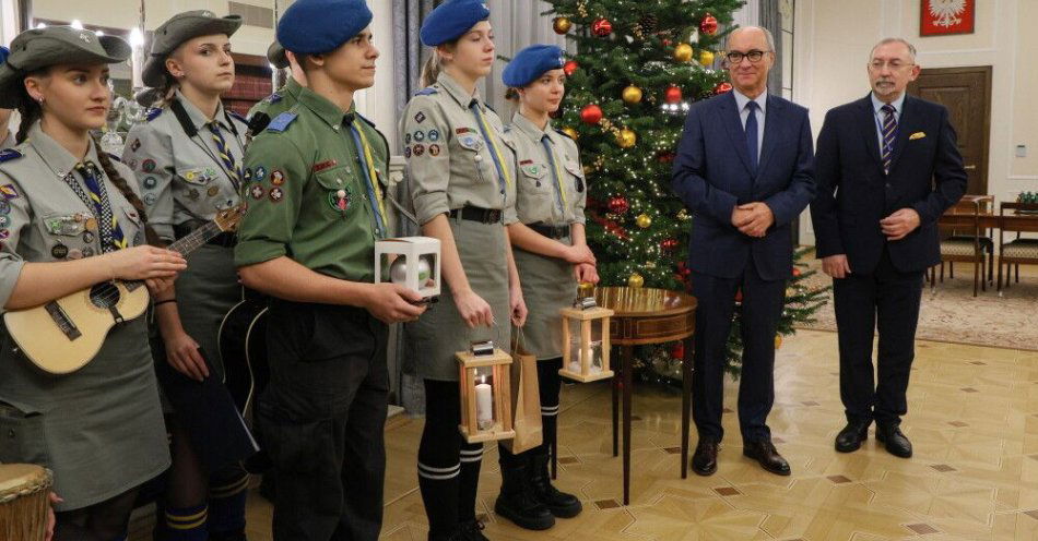 zdjęcie: Marszałek Sejmu przyjął od harcerzy Betlejemskie Światło Pokoju / Warszawa, 08.12.2025. Marszałek Sejmu Włodzimierz Czarzasty (2P) i zastępca Szefa Kancelarii Sejmu Jerzy Woźniak (P) odbierają od przedstawicieli Związku Harcerstwa Polskiego Betlejemskie Światło Pokoju, w siedzibie Sejmu w Warszawie, 8 bm. (sko) PAP/Paweł Supernak