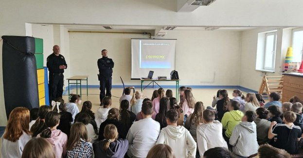Dzielnicowy i strażnik uczą dzieci bezpieczeństwa w Tyliczu