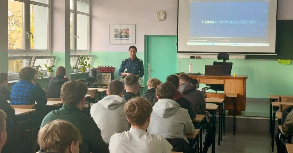 zdjęcie: Młodzi kierowcy uczyli się bezpieczeństwa na drogach w Łodzi / fot. KMP w Łodzi