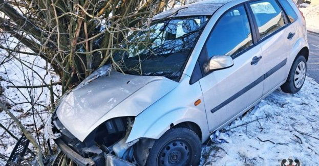 Kolejny apel policjantów o zachowanie zasad bezpieczeństwa na drogach. Kobieta uderzyła prowadzonym przez siebie samochodem w drzewo