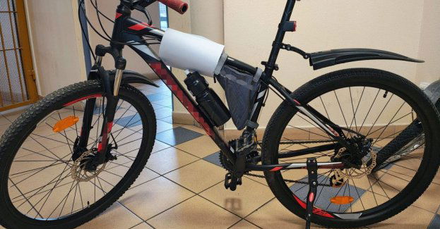 Policja szuka właściciela czarnego roweru z czerwonymi dodatkami