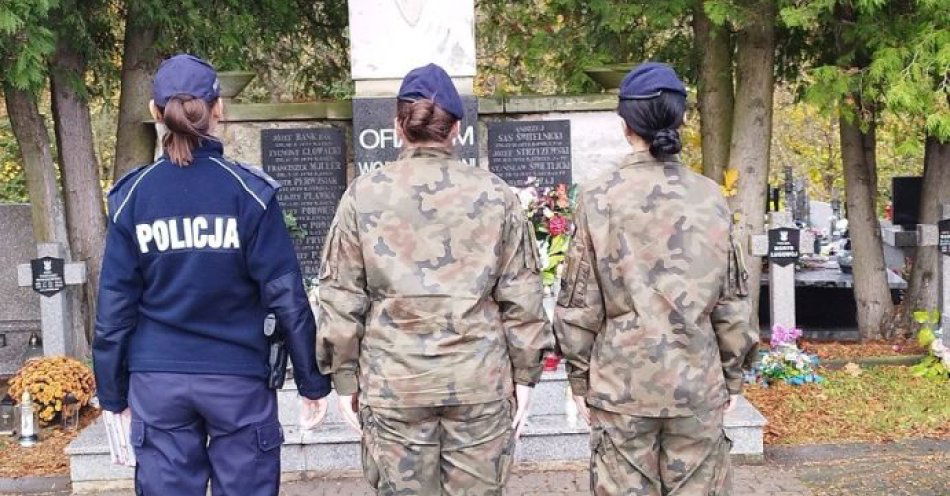 zdjęcie: Uczniowie szkół mundurowych w patrolach z policją i lekcje historii / fot. KPP w Gostyninie