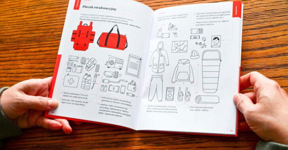 zdjęcie: MSWiA: dostarczyliśmy 11 mln poradników bezpieczeństwa / Szczecin, 12.01.2026. Mieszkanka Szczecina przegląda Poradnik Bezpieczeństwa, 12 bm. Poradnik Bezpieczeństwa to inicjatywa rządowa, której celem jest przygotowanie obywateli na różnorodne zagrożenia - od cyberataków i dezinformacji, przez klęski żywiołowe, po sytuacje militarne i kryzysy infrastrukturalne. (sko) PAP/Marcin Bielecki