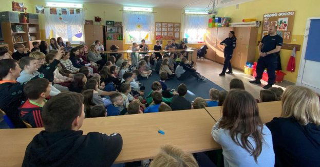 Policjanci wyjaśniali uczniom z Wichowa zapisy ustawy o ich wspieraniu i resocjalizacji