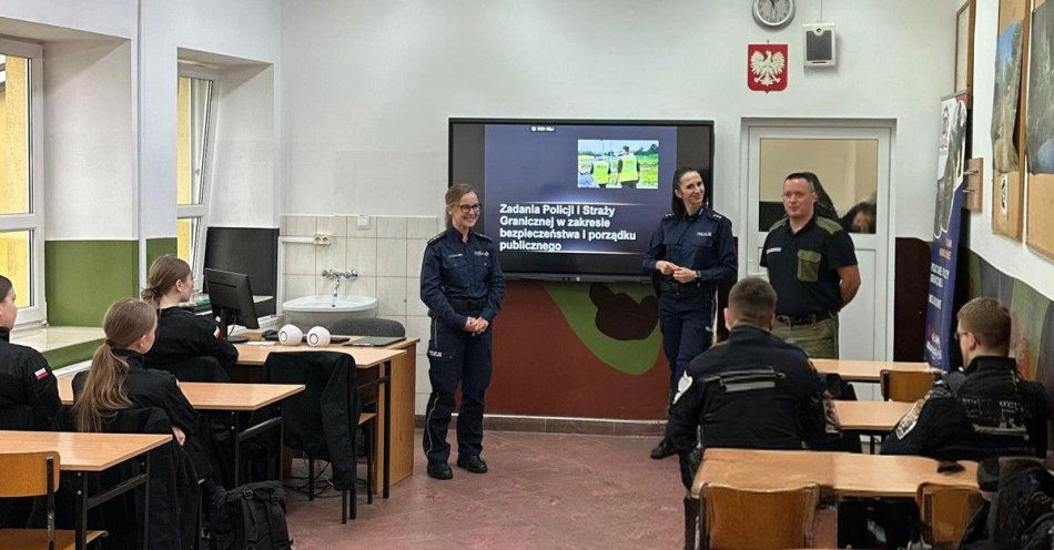 zdjęcie: Jak Policja i Straż Graniczna współpracują z klasą mundurową / fot. KPP w Ełku zajęcia w szkole z uczniami
