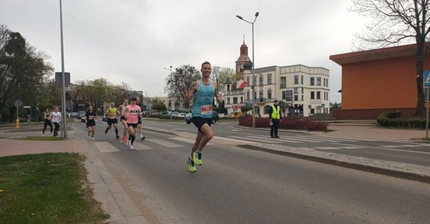 Policjanci pilnowali porządku podczas „XIV Półmaratonu Węgorza”, III Biegu Flagi Biało-Czerwonej oraz biegu dziecięcego „Mazury Cud Natury”