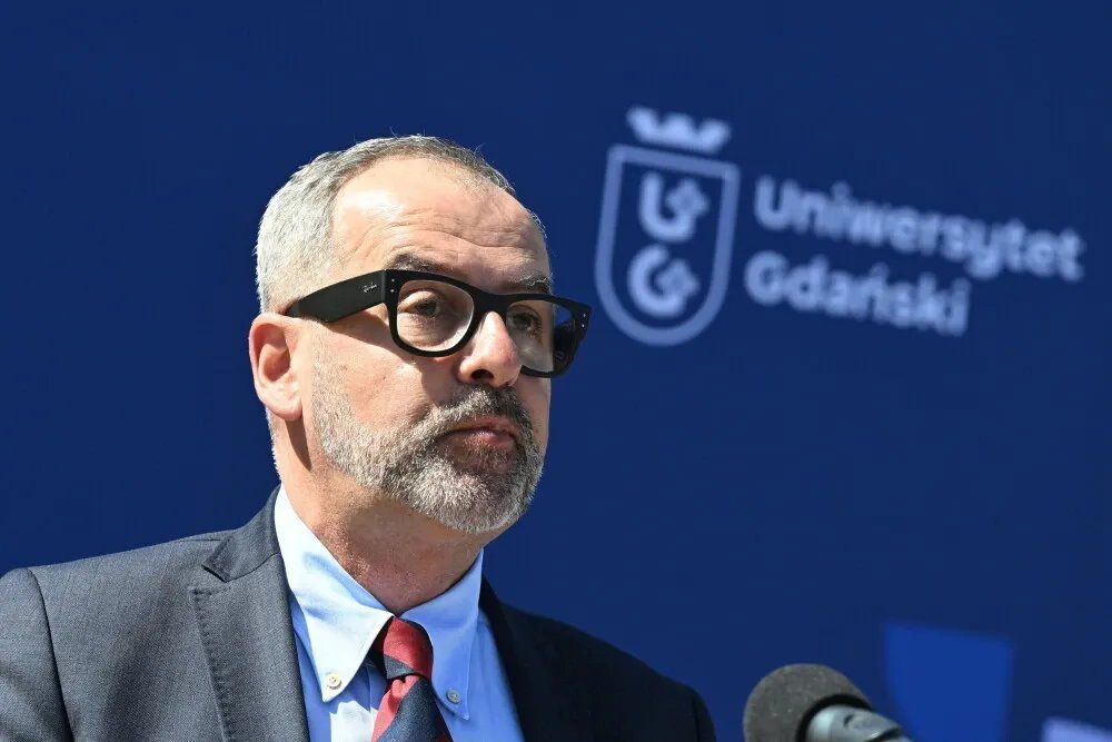 zdjęcie: Prof. Stepnowski: zmiany demograficzne nie są dla uczelni zaskoczeniem / Gdańsk, 28.04.2025. Rektor UG prof. Piotr Stepnowski bierze udział w uroczystości wmurowania kamienia węgielnego pod budowę Centrum Sportowego Uniwersytetu Gdańskiego, 28 bm. (mk) Adam Warżawa