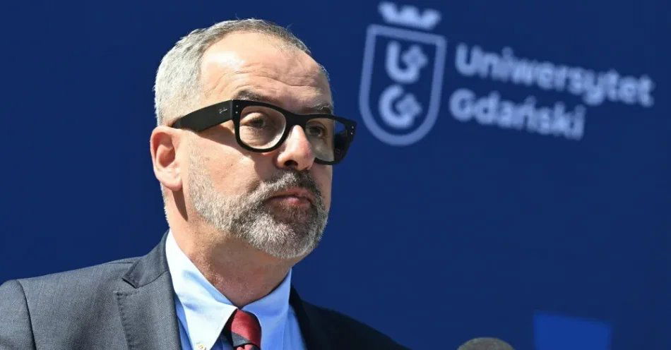 zdjęcie: Prof. Stepnowski: zmiany demograficzne nie są dla uczelni zaskoczeniem / Gdańsk, 28.04.2025. Rektor UG prof. Piotr Stepnowski bierze udział w uroczystości wmurowania kamienia węgielnego pod budowę Centrum Sportowego Uniwersytetu Gdańskiego, 28 bm. (mk) Adam Warżawa