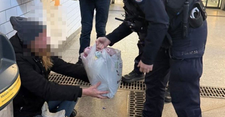 zdjęcie: Sopoccy policjanci pomagają bezdomnym podczas mrozów / fot. KMP w Sopocie