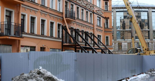 Po zawaleniu się części kamienicy ul. Bernardyńska zamknięta dla ruchu (aktl.)