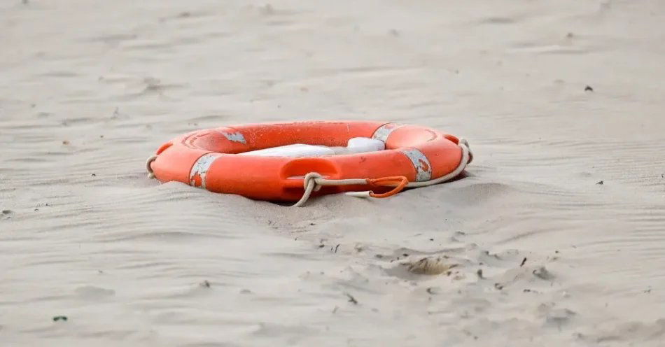 zdjęcie: Policja: minionej doby utonęła kolejna osoba; od 1 czerwca już 148 / Dziwnów, 22.08.2026. Czerwona flaga i zakaz kąpieli na plaży w Dziwnowie z powodu siego wiatru i dużej fali na Bałtyku, 22 bm. Przez Polskę przechodzi front burzowy, IMGW wydał ostrzeżenia przed silnym wiatrem dla kilku województw. (jm) PAP/Marcin Bielecki