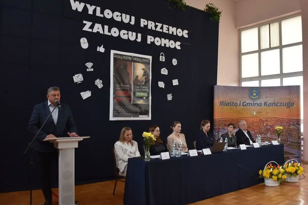zdjęcie: Kańczuga przeciw cyberprzemocy Wyloguj przemoc zaloguj pomoc / fot. KPP w Przeworsku KPP Przeworsk