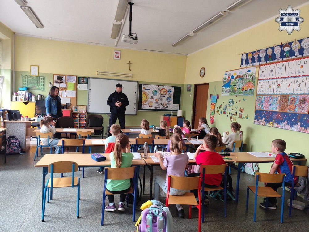 zdjęcie: Dzielnicowi odwiedzili uczniów Szkoły Podstawowej nr 7 / fot. KMP w Zabrzu