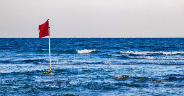 Czerwone flagi na kąpieliskach w północnej Polsce z powodu m.in. wysokich fal