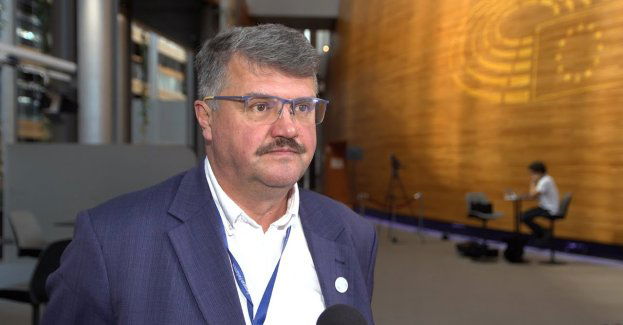 M. Wąsik: Napływ nielegalnych migrantów zagrożeniem dla granicy strefy Schengen. Potrzebne są walka z przemytnikami i twarda obrona granic