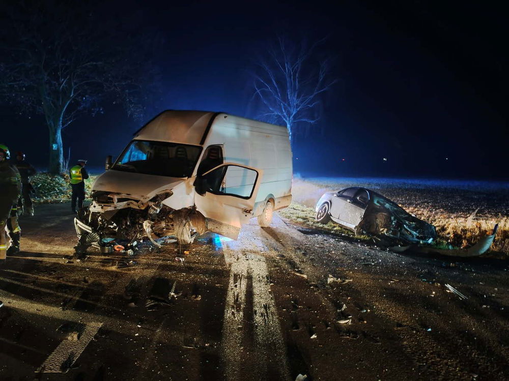 zdjęcie: Zderzenie w Długołęce ranni kierowcy iveco i honda / fot. KPP w Ciechanowie