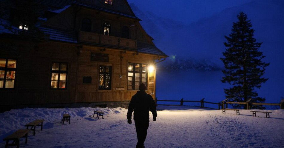 zdjęcie: Tatry nocą bez turystów; PZA liczy na uwzględnienie specyfiki taternictwa / Zakopane, 30.01.2026. Turysta przed schroniskiem PTTK Morskie Oko, po zmroku 30 bm. Od 1 lutego br. w Tatrzańskim Parku Narodowym (TPN) wprowadzony zostanie zakaz poruszania się po szlakach turystycznych w godzinach nocnych – od godz. 22 do 5. Ograniczenie będzie obowiązywać co roku od 1 grudnia do końca lutego. (mr) PAP/Grzegorz Momot ***Do tego materiału zdjęciowego dostępna jest również depesza w systemie CSI, pt.: Tatry nocą bez turystów – TPN wprowadza ograniczenia***