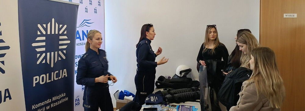 zdjęcie: Szukasz pracy? Dołącz do koszalińskiej Policji: Dni Otwarte dla studentów PANS / fot. KMP w Koszalinie Szukasz ciekawej pracy? Dołącz do koszalińskiej Policji! - Dzień otwarty dla studentów i absolwentów PANS