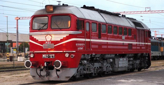 Zablokowana dk 62 w Chełmcach - awaria lokomotywy na przejeździe