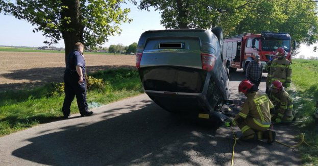 Urodzinowa jazda pod wpływem alkoholu zakończona dachowaniem