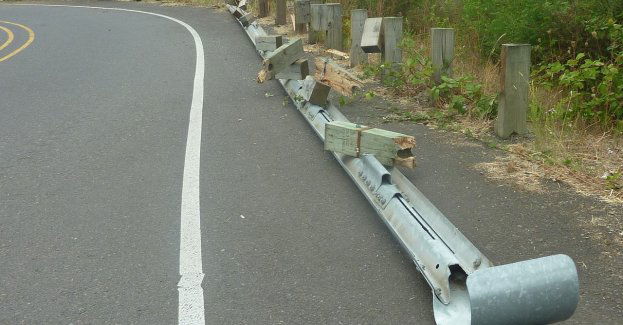 Wypadek na Al. Solidarności. Nie żyje kierowca busa