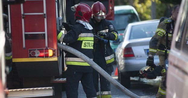 W pożarze garażu spłonęły 2 samochody, rowery; nikt nie ucierpiał