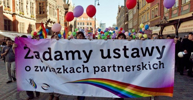 Prawie dwie trzecie Polaków chce wprowadzenia związków partnerskich