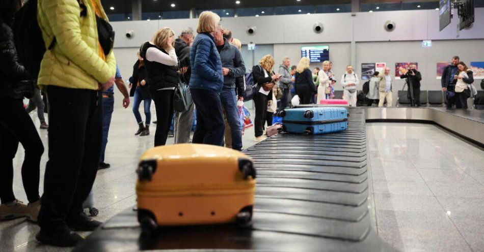 zdjęcie: Resort sportu i turystyki przedłużył wypłaty z funduszu pomocowego dla wyjazdów na Bliski Wschód / Pyrzowice, 04.03.2026. Przylot Polaków ewakuowanych z Omanu na lotnisko w Pyrzowicach, 4 bm. Samolot linii Enter Air zabrał do Polski klientów biura podróży Itaka, którzy spędzali wakacje w Omanie i utknęli w tym kraju z powodu działań wojennych w regionie Zatoki Perskiej. (as/zkoc) PAP/Art Service